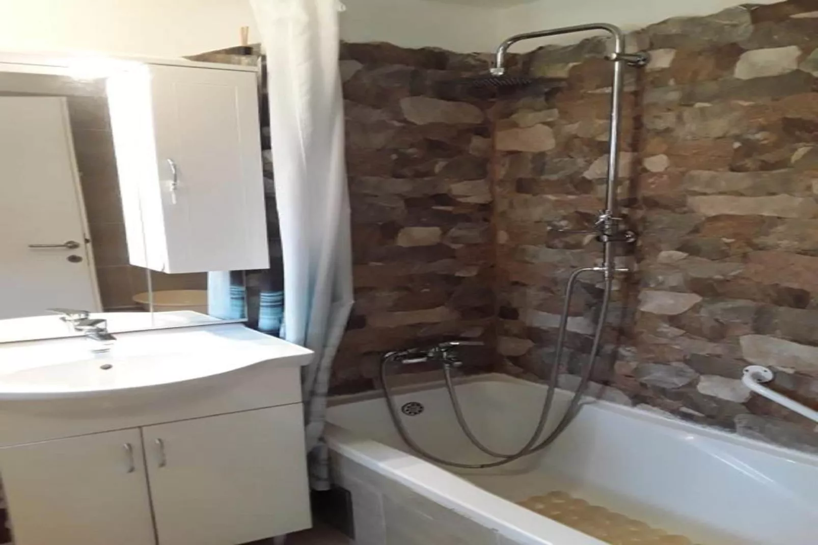 Charming Apartments Kestenovi Dvori - Two Bedroom Apartment (A1)-Badkamer