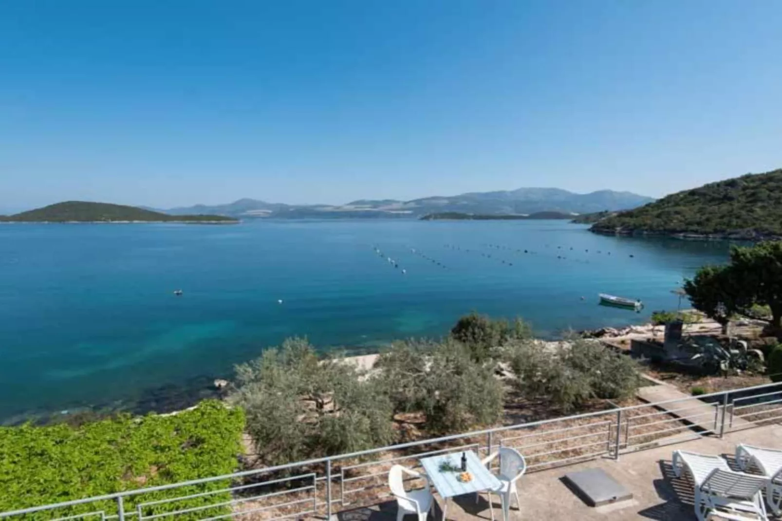 Spacious and Cozy Seafront Apartments - One Bedroom Apartment with Terrace and Sea View-Terras