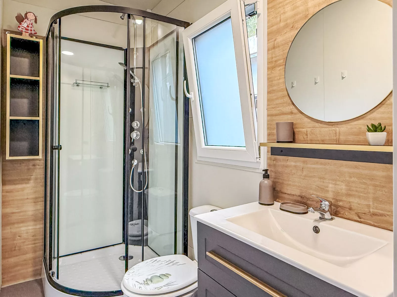 Hosekra Hišica-Binnen