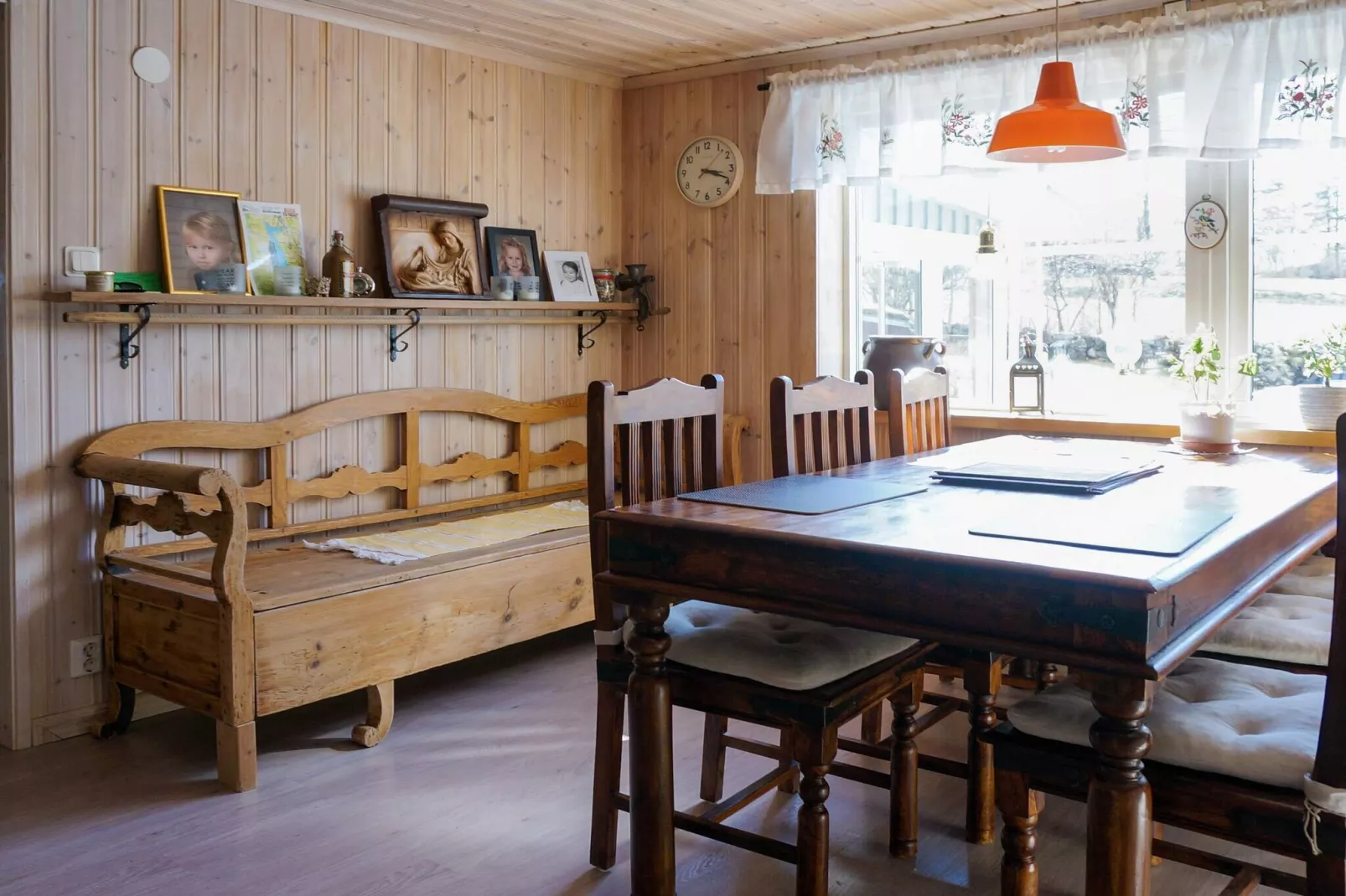 Charmant huisje aan het Sjunnaryd-meer-Binnen