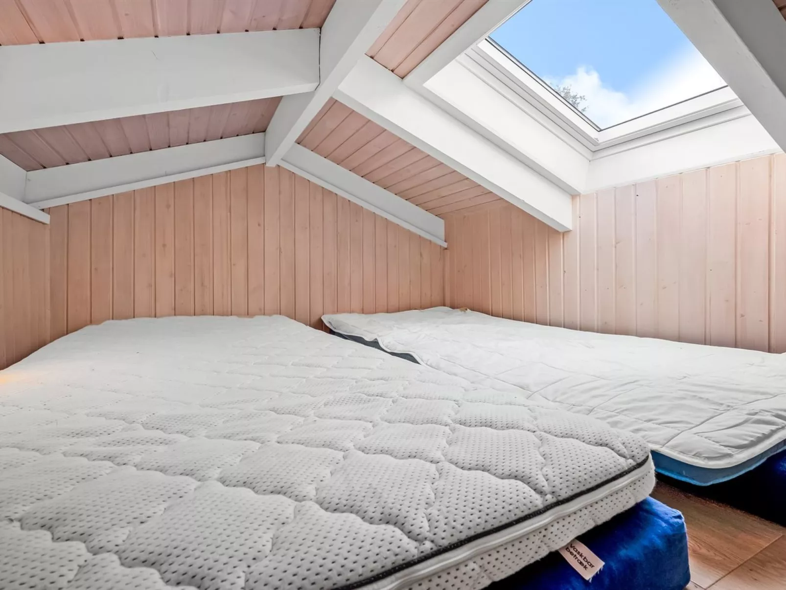 "Edvard" - 300m from the sea-Binnen