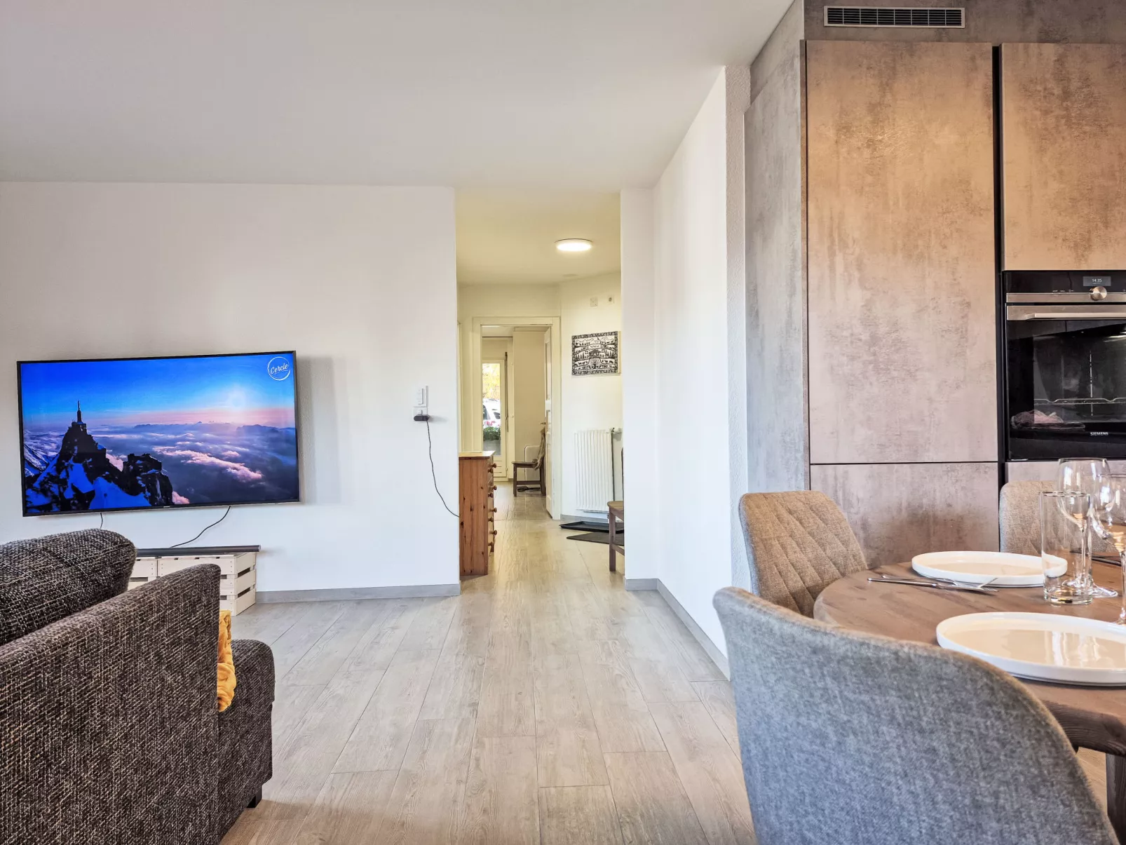 Ambassador 2/1-Binnen