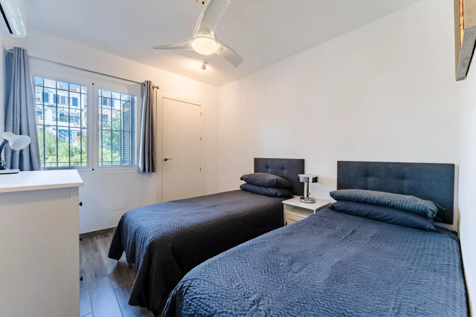 CT 400 - Faro's Beachfront House in Calahonda-Slaapkamer