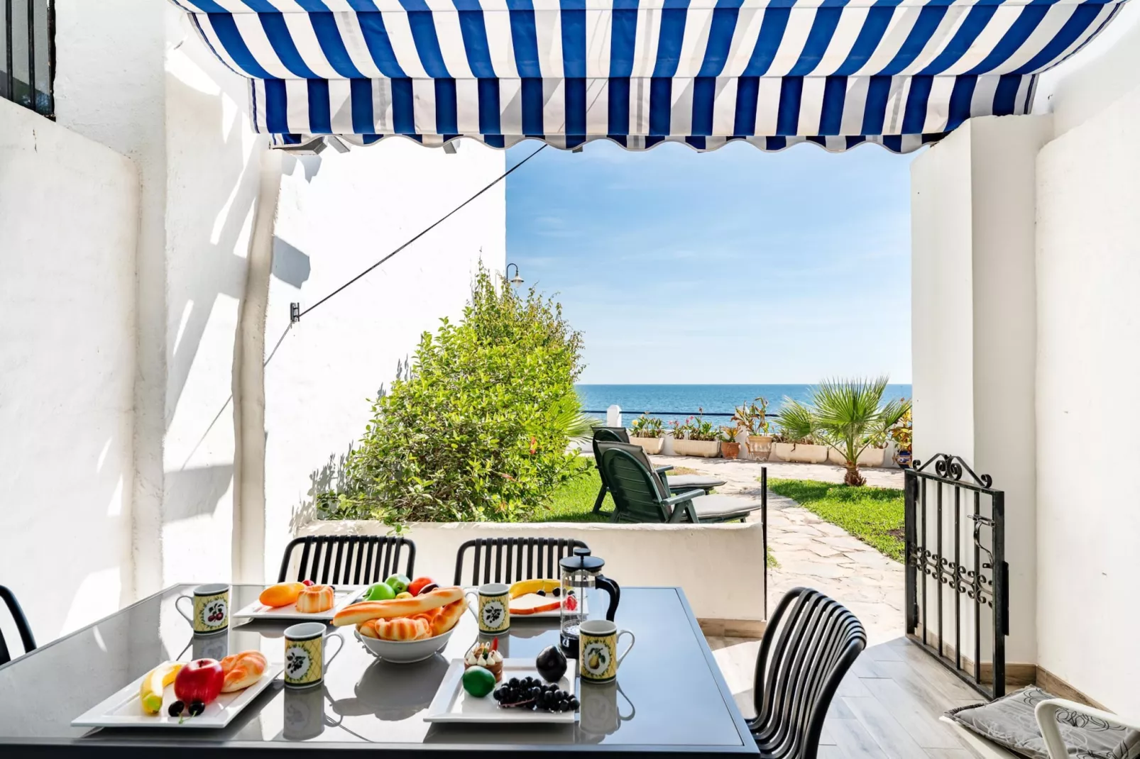 CT 398 - Faro's Beachfront House in Calahonda-Terrasbalkon