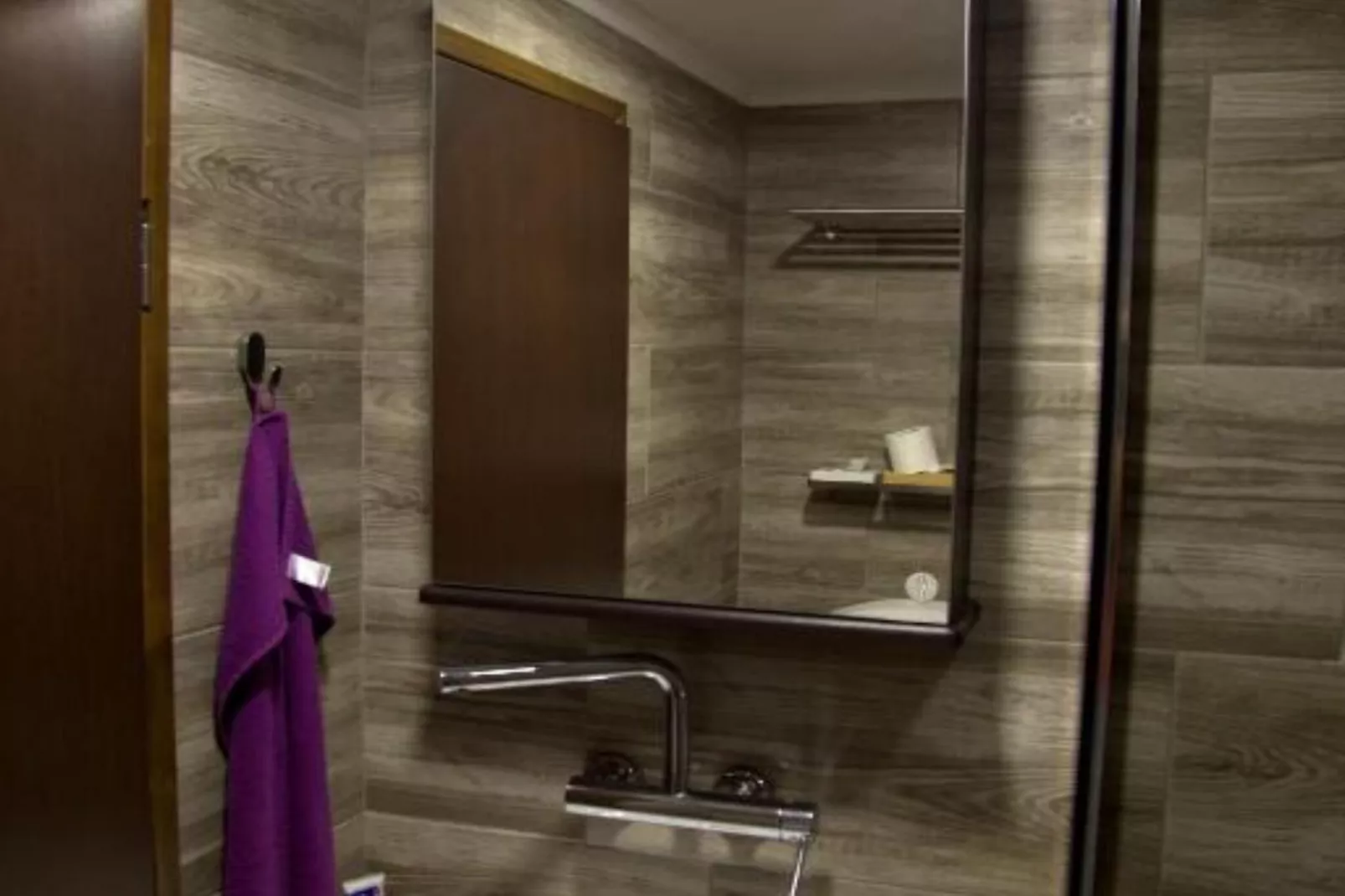 Brezova Poljana Lodge with Sauna and Hot-Tub - Five Bedroom Holiday Home-Badkamer