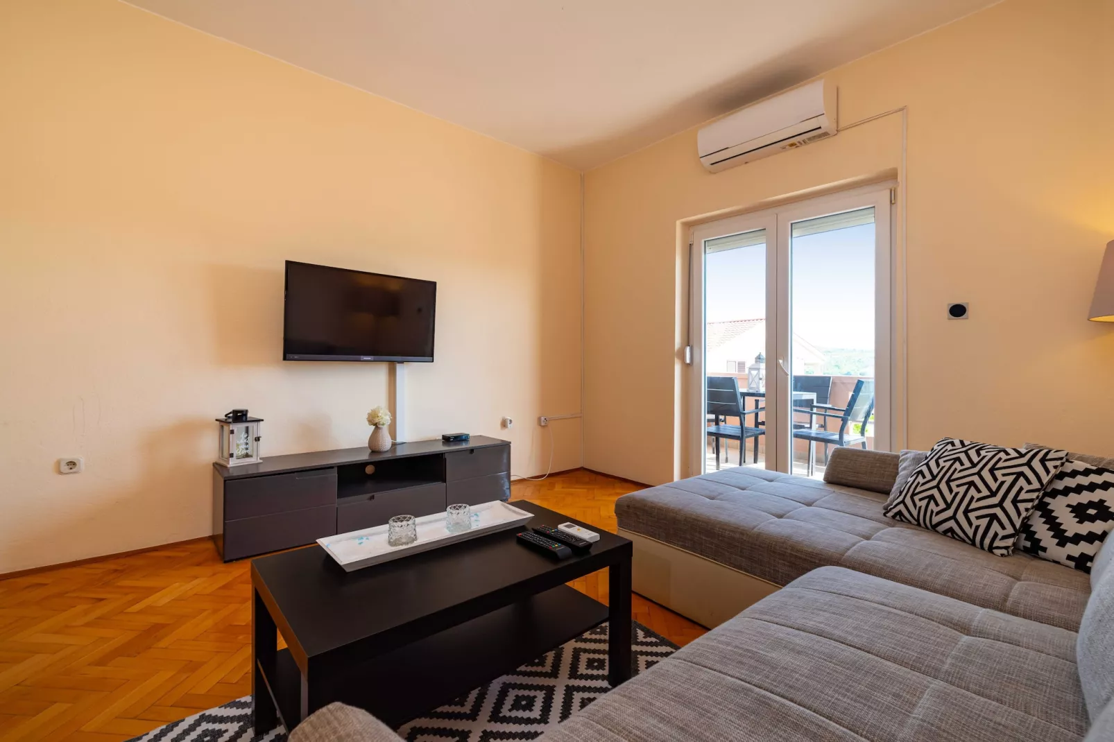 Sea view apartment Nika-Woonkamer