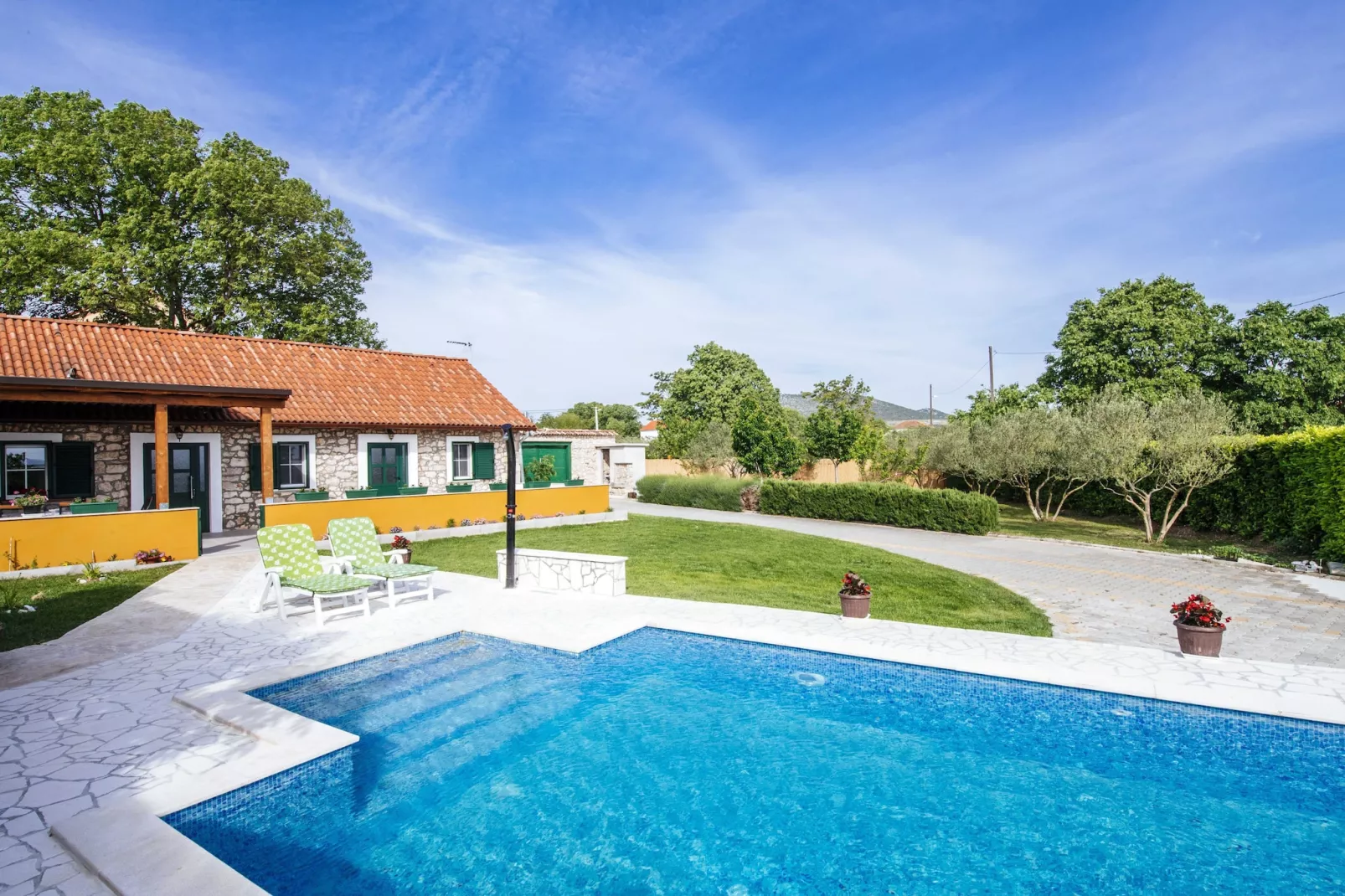 Authentic stone house Momo-Zwembad