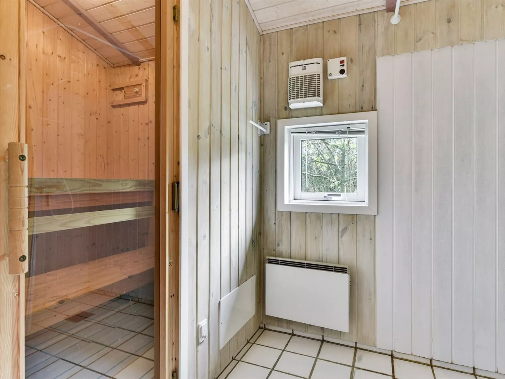 "Roel" - 500m from the sea-Binnen