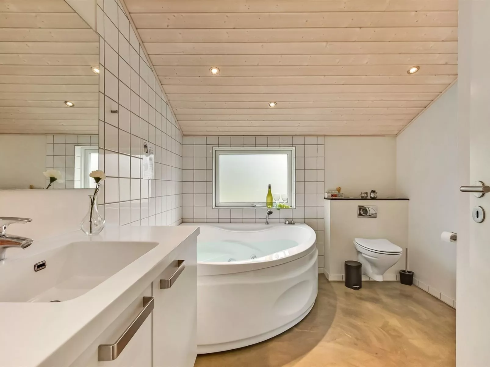 "Lav" - 3.8km from the sea-Binnen