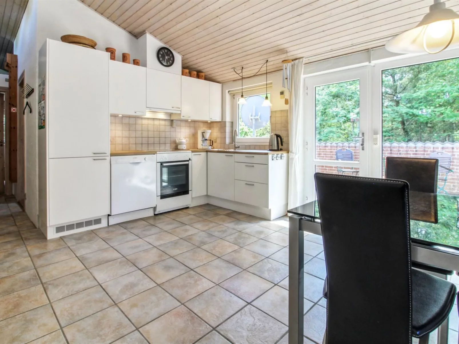 "Elsy" - 2.6km from the sea-Binnen