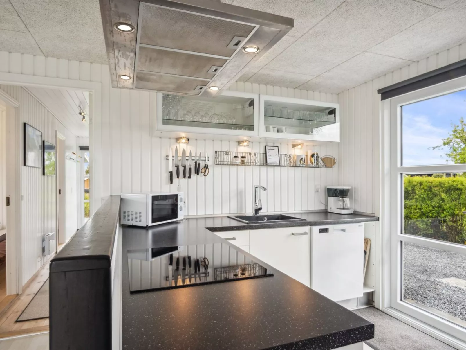 "Elvina" - 200m from the sea-Binnen