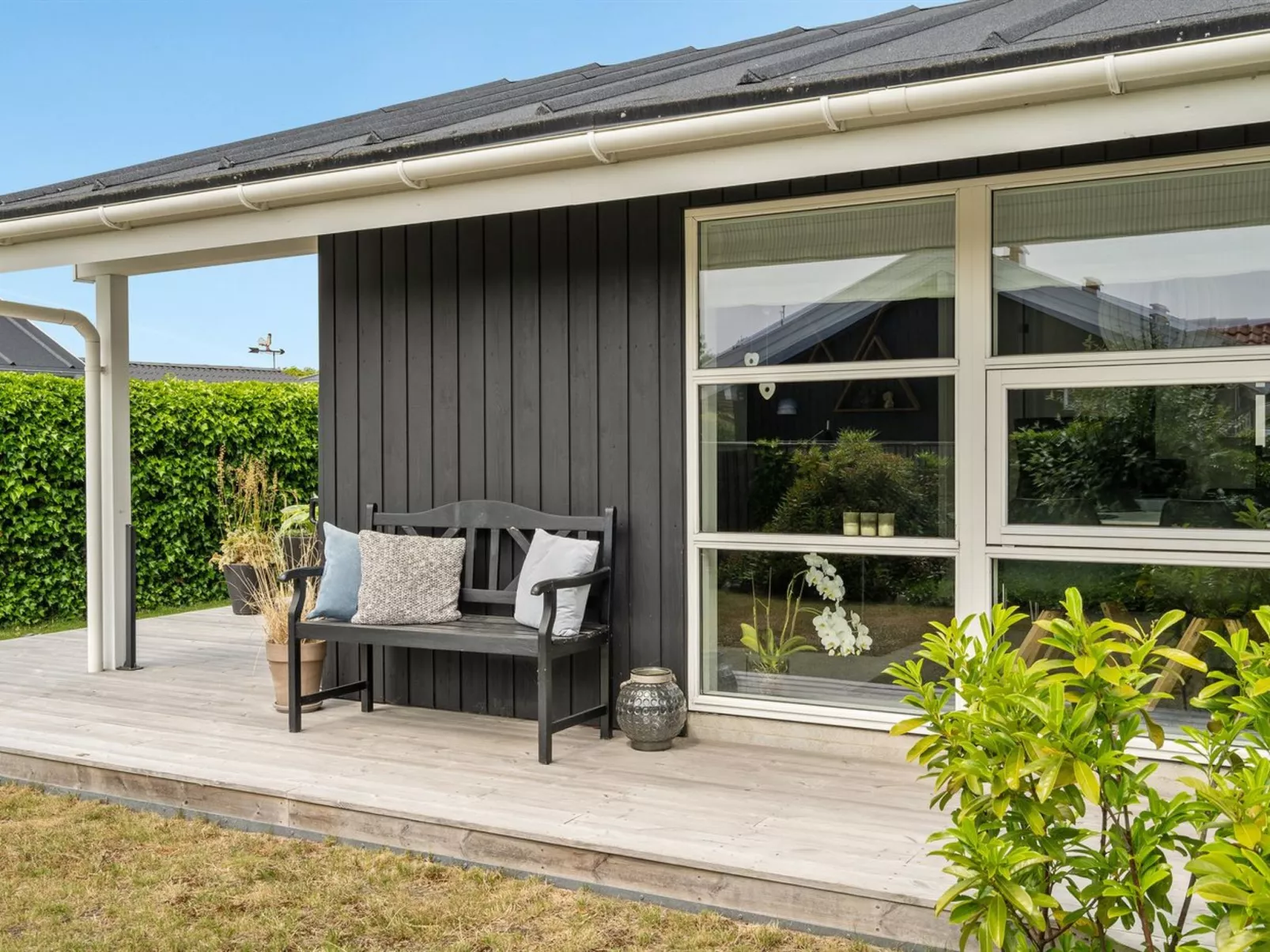 "Sjarlotte" - 100m from the sea-Buiten