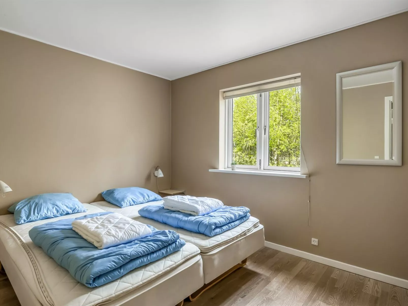 "Ellie" - 300m from the sea-Binnen