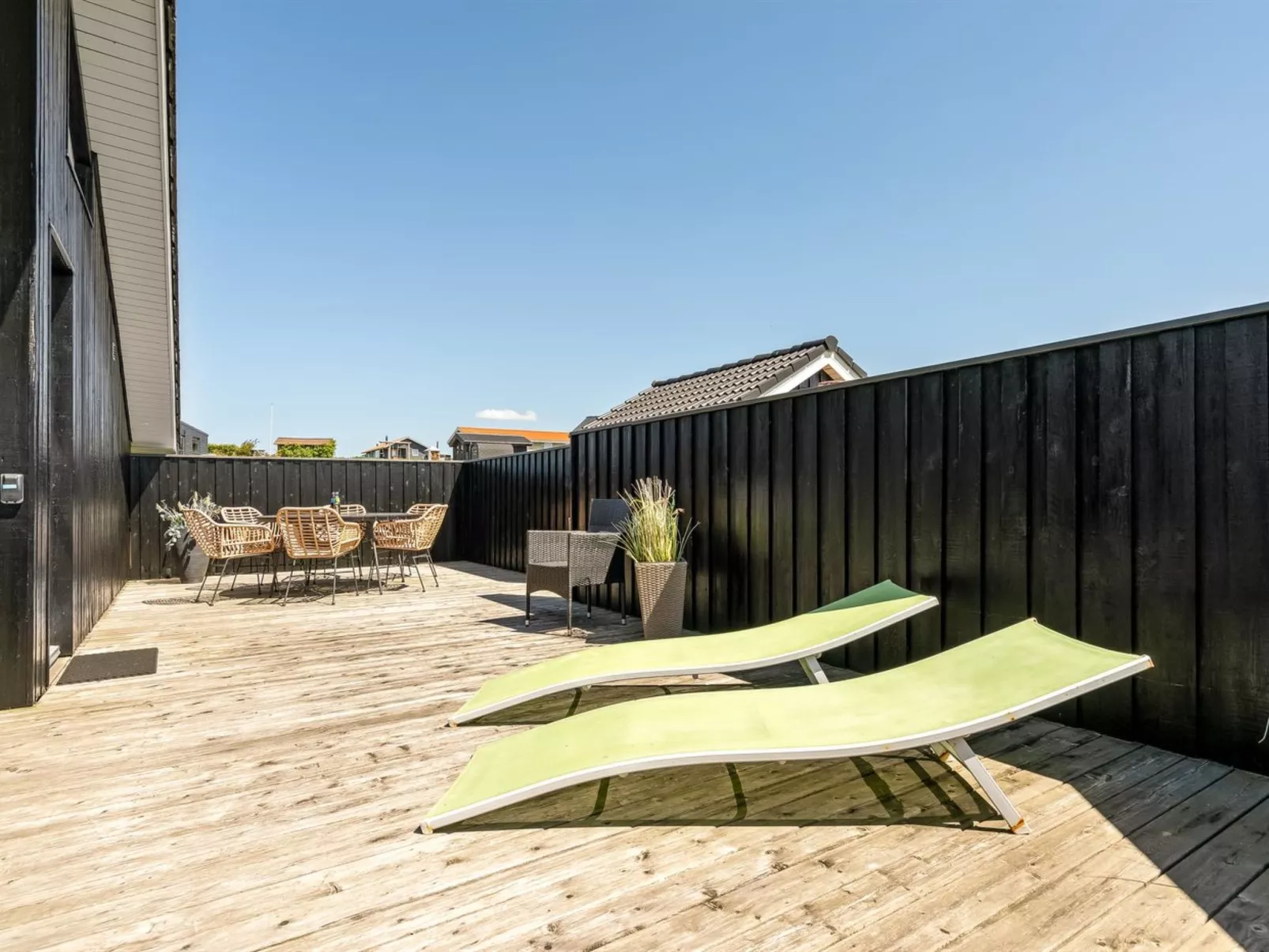 "Samuil" - 300m to the fjord-Buiten