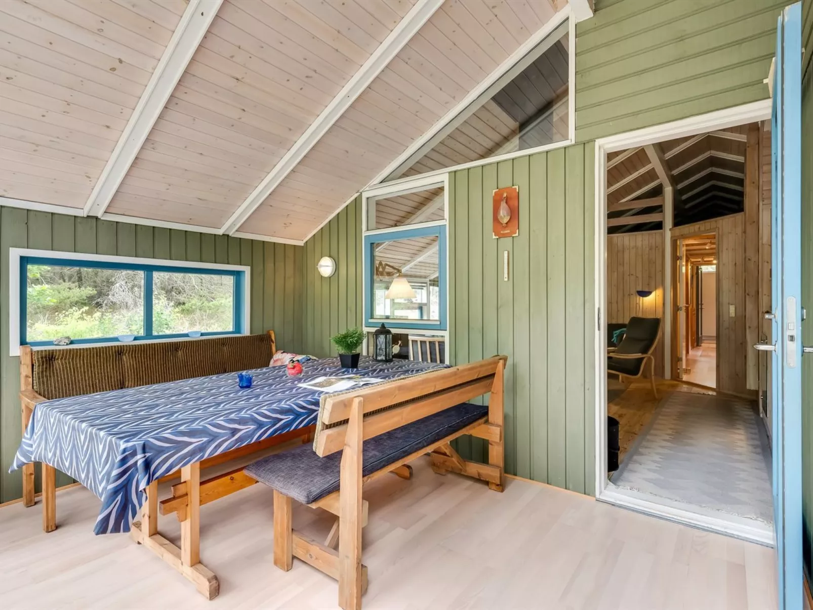 "Aamu" - 300m to the fjord-Binnen