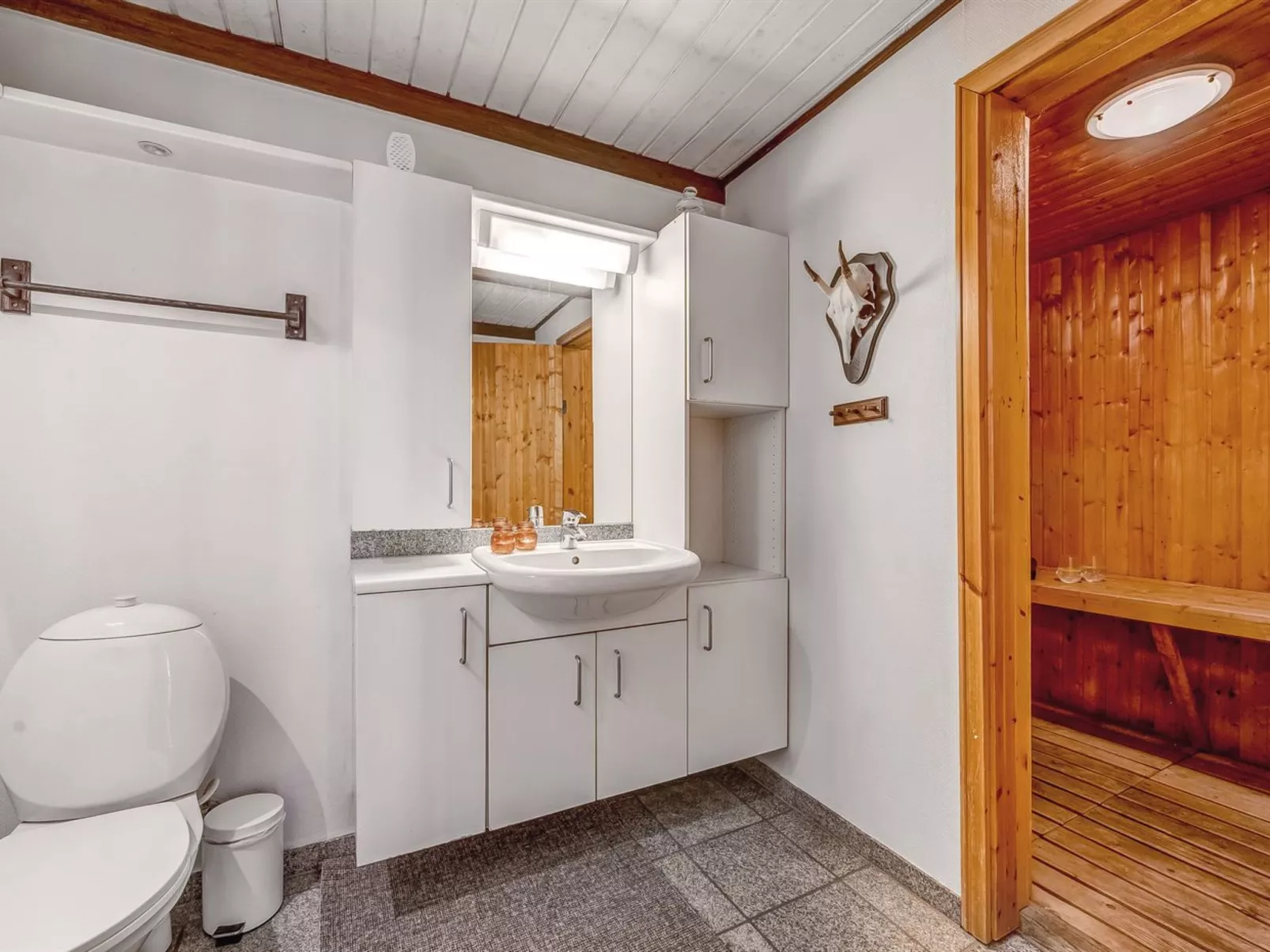 "Bjart" - 50m to the fjord-Binnen