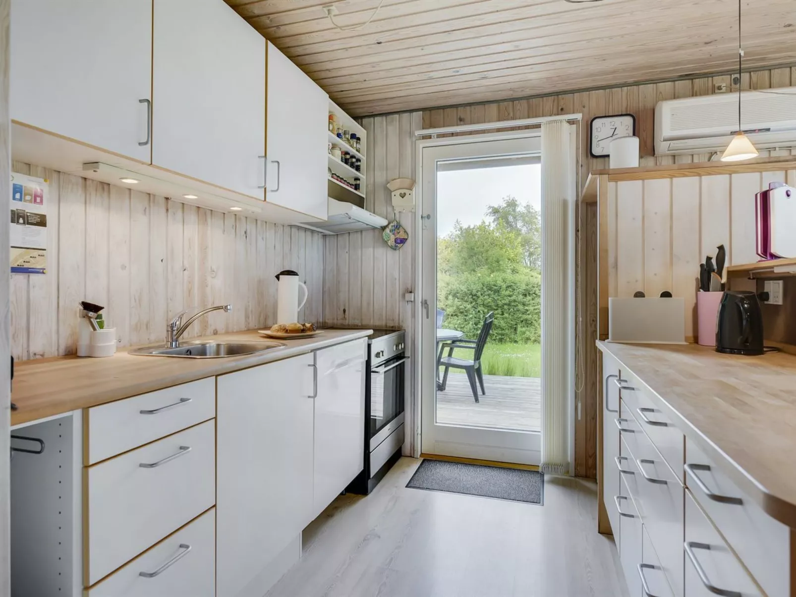 "Virpi" - 400m from the sea-Binnen