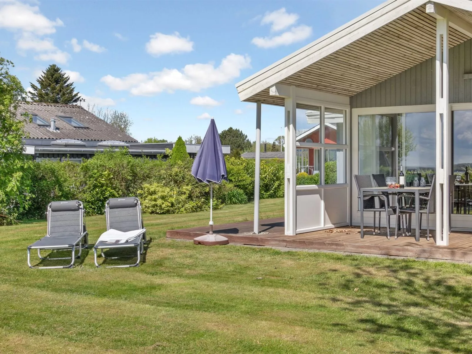 "Denahi" - 400m to the fjord-Buiten