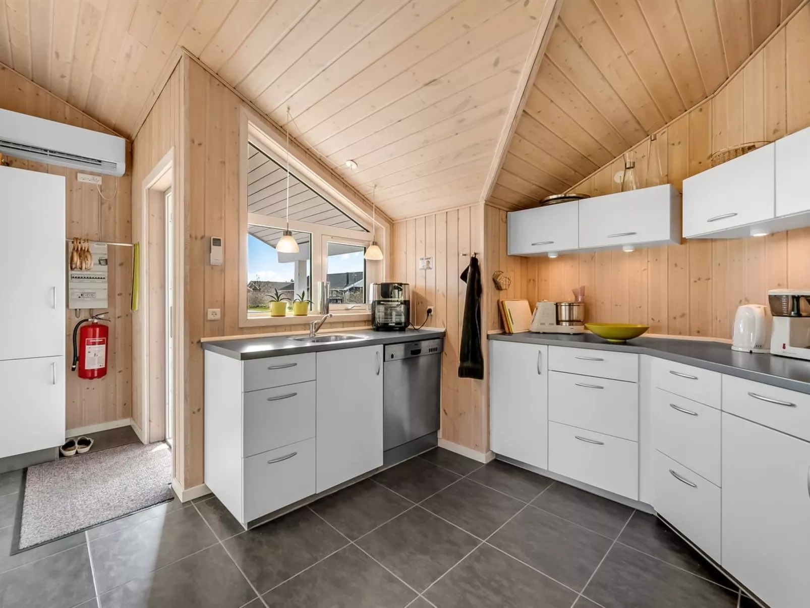 "Tobbi" - 1.1km to the fjord-Binnen