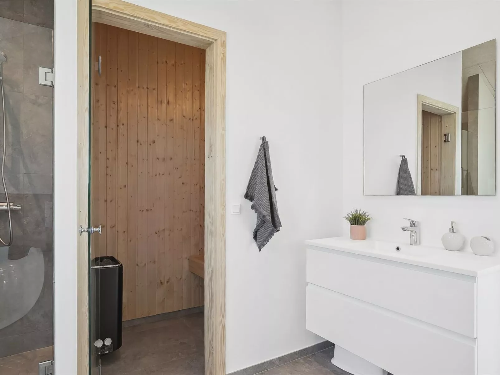 "Fredrika" - 1.5km from the sea-Binnen