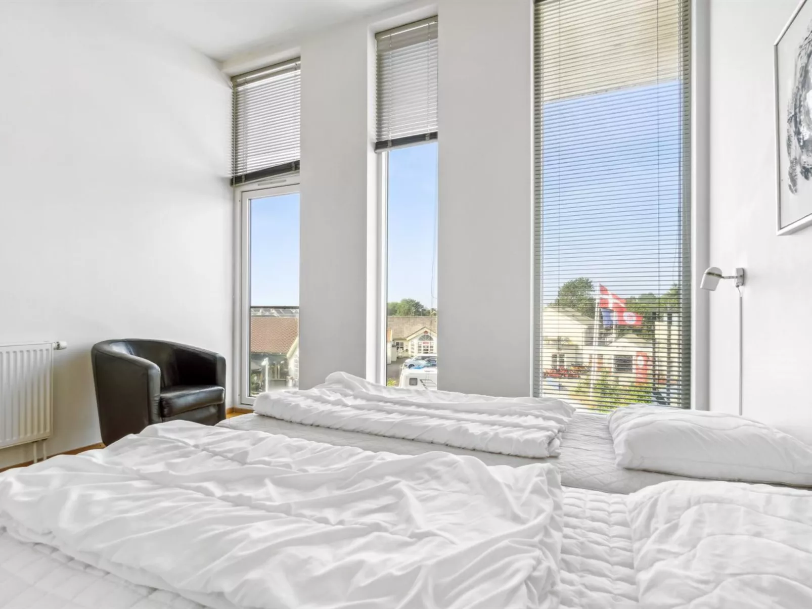 "Kimi" - 100m from the sea-Binnen