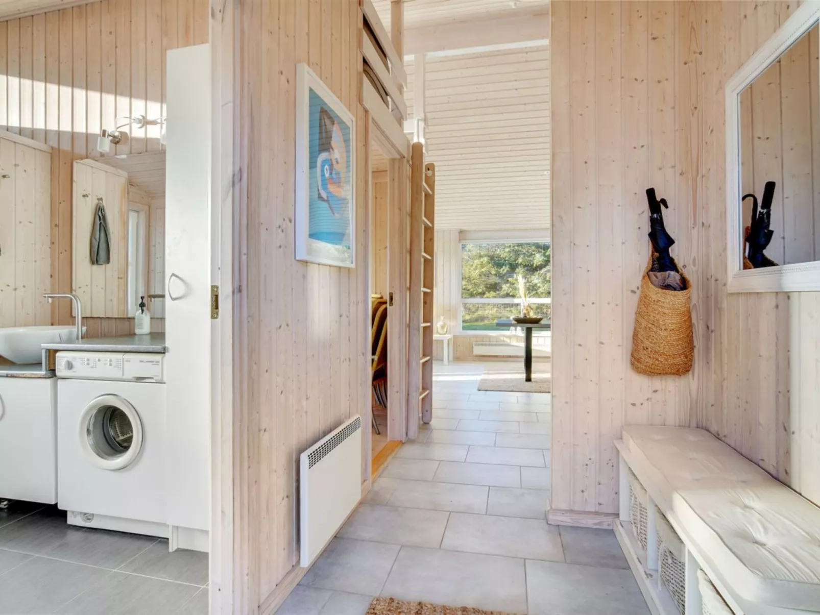 "Gun" - 450m from the sea-Binnen