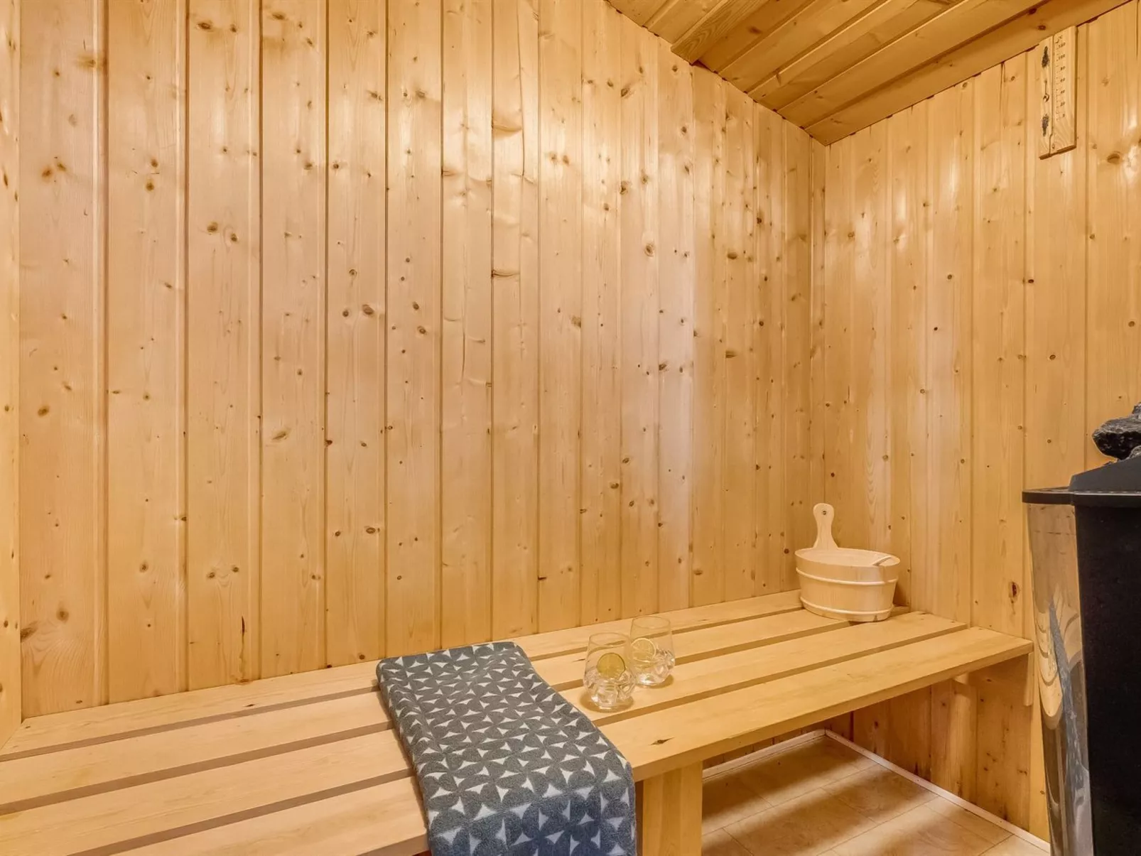 "Venla" -  from the sea-Binnen