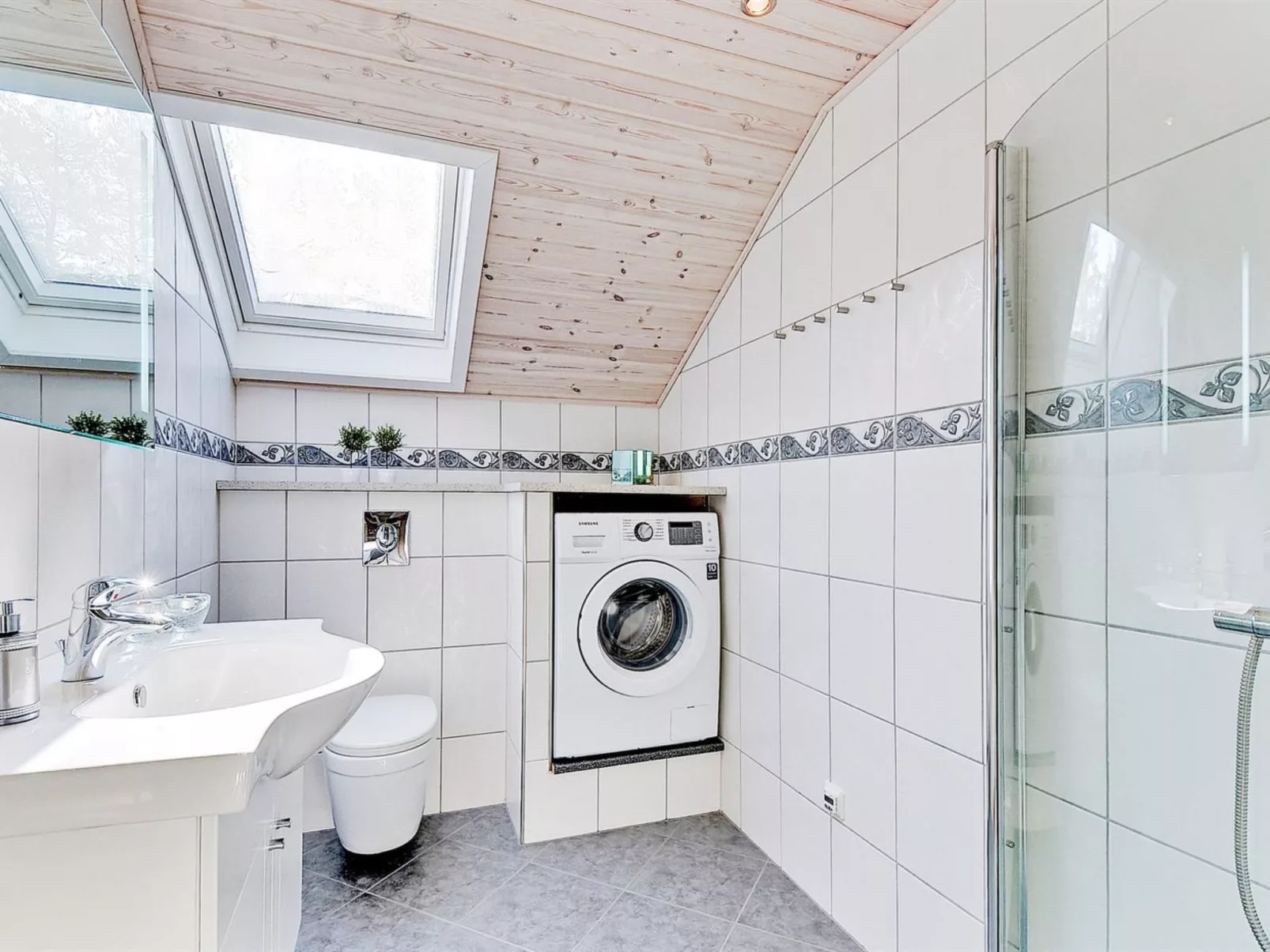 "Saila" - 500m to the fjord-Binnen