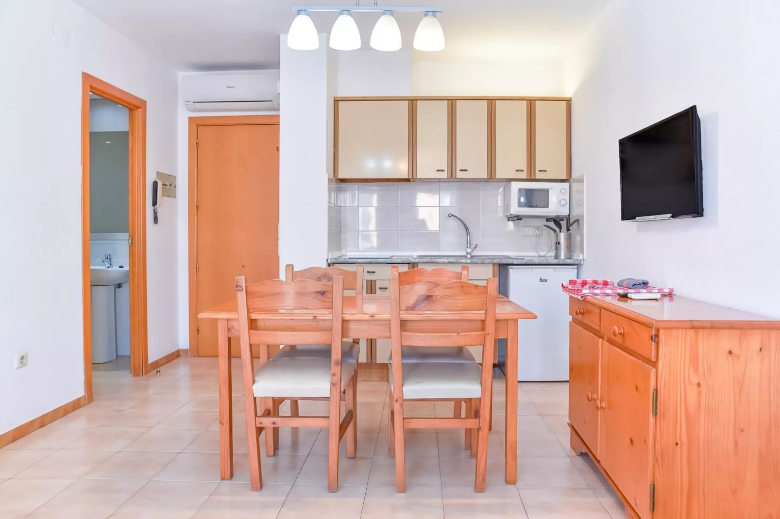 APARTAMENTOS COMTE D'EMPURIES B24-Eetkamer