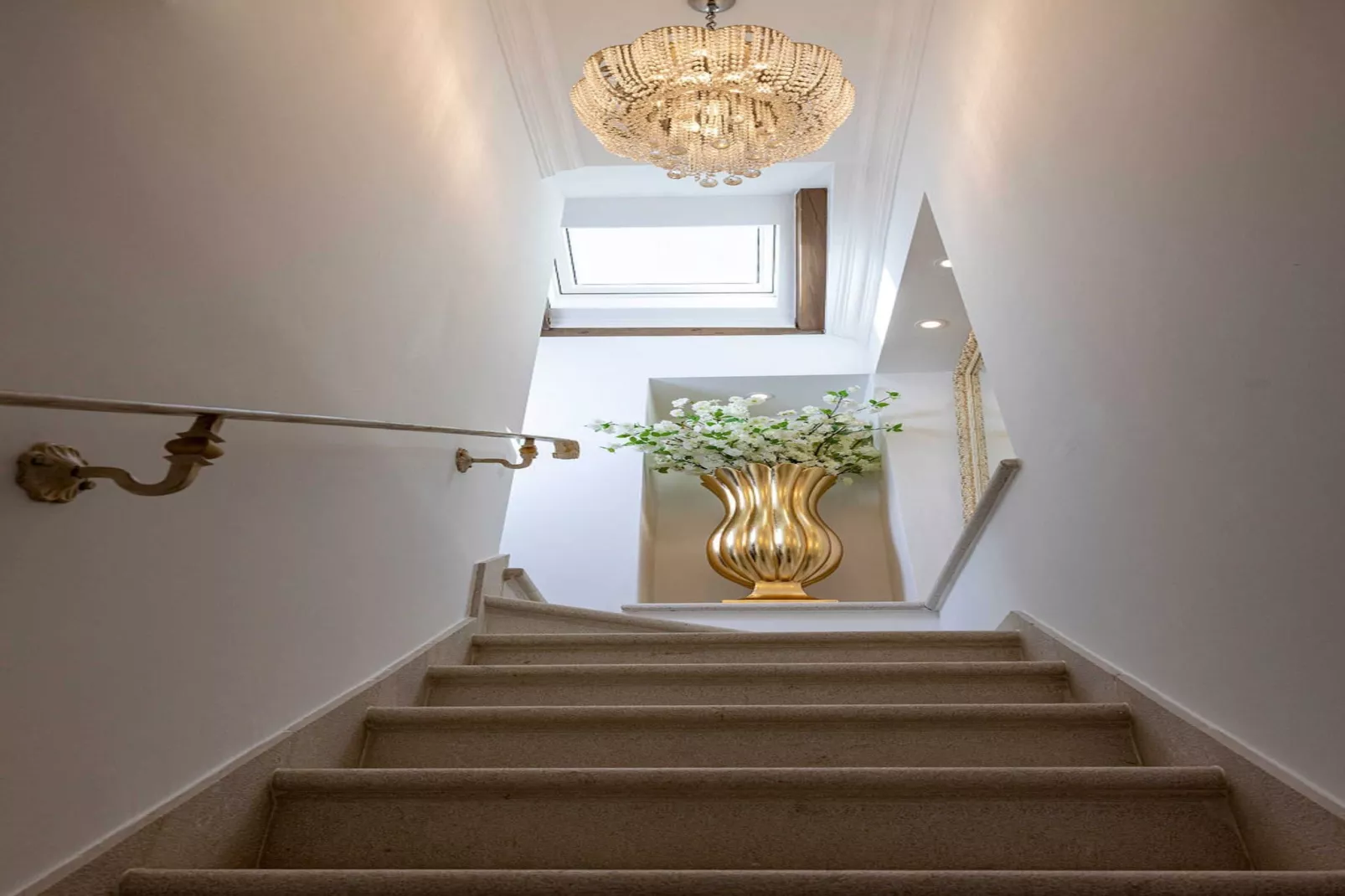 Vivaldi - Deluxe Double Room with Side City View (S3)-Binnen