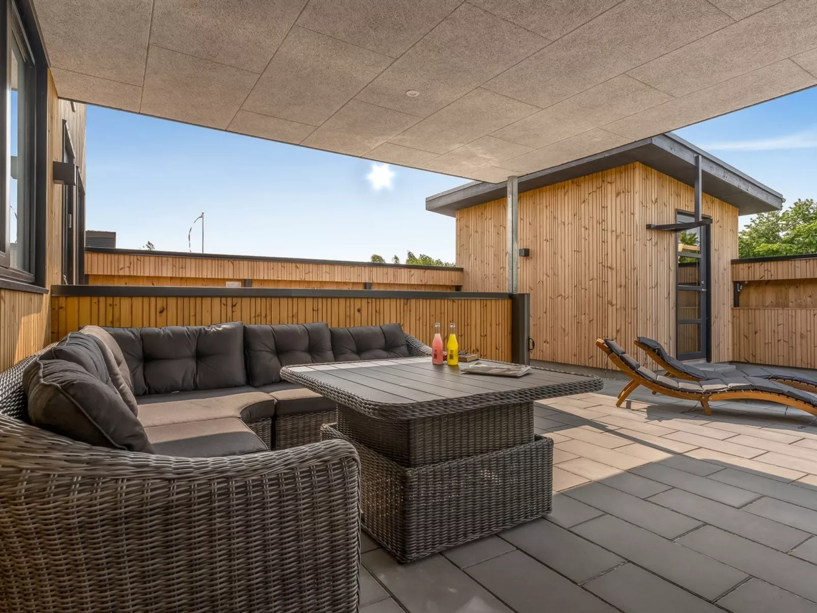 "Elevus" -  from the sea-Buiten