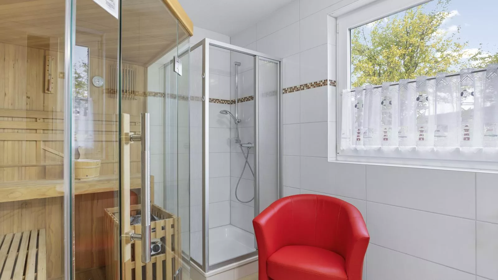 Stranddistel links mit Sauna-Badkamer