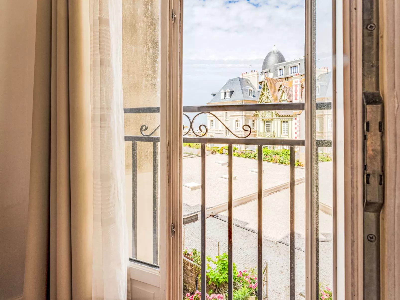 L'hôtel de Paris-Buiten