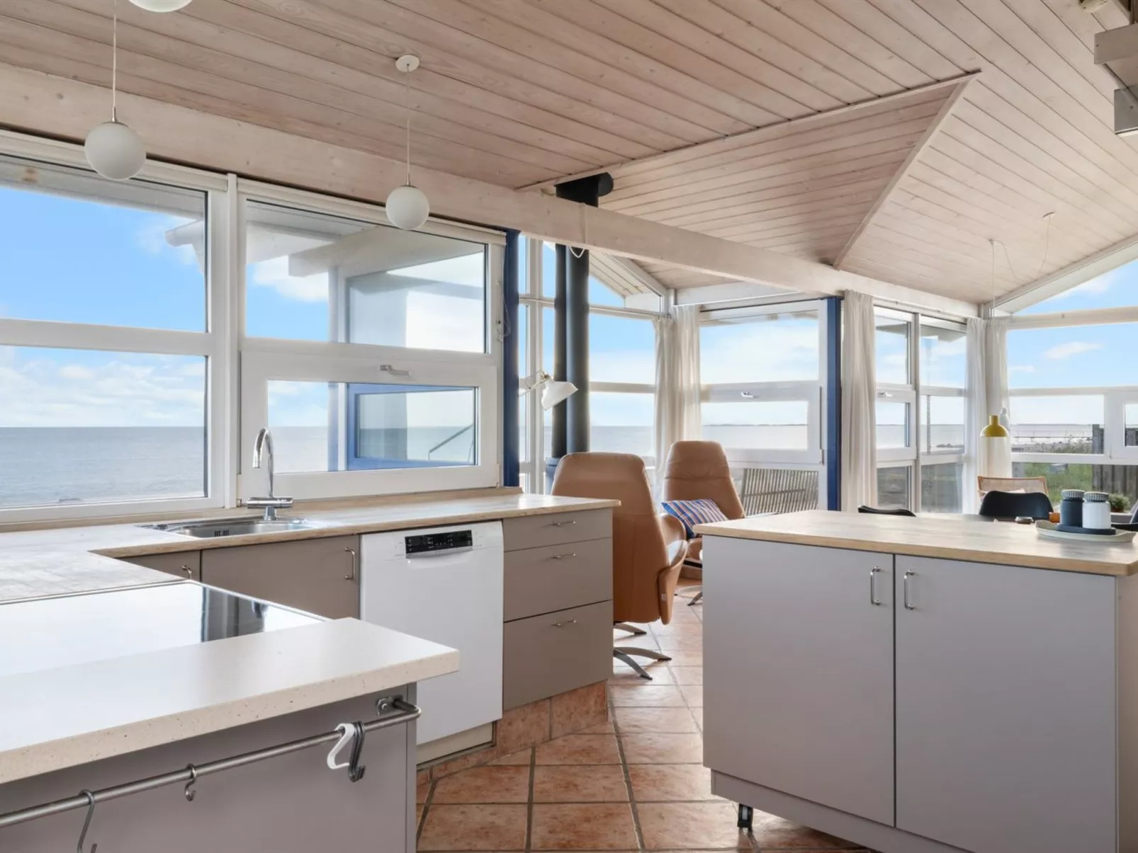 "Amila" - 10m from the sea-Binnen