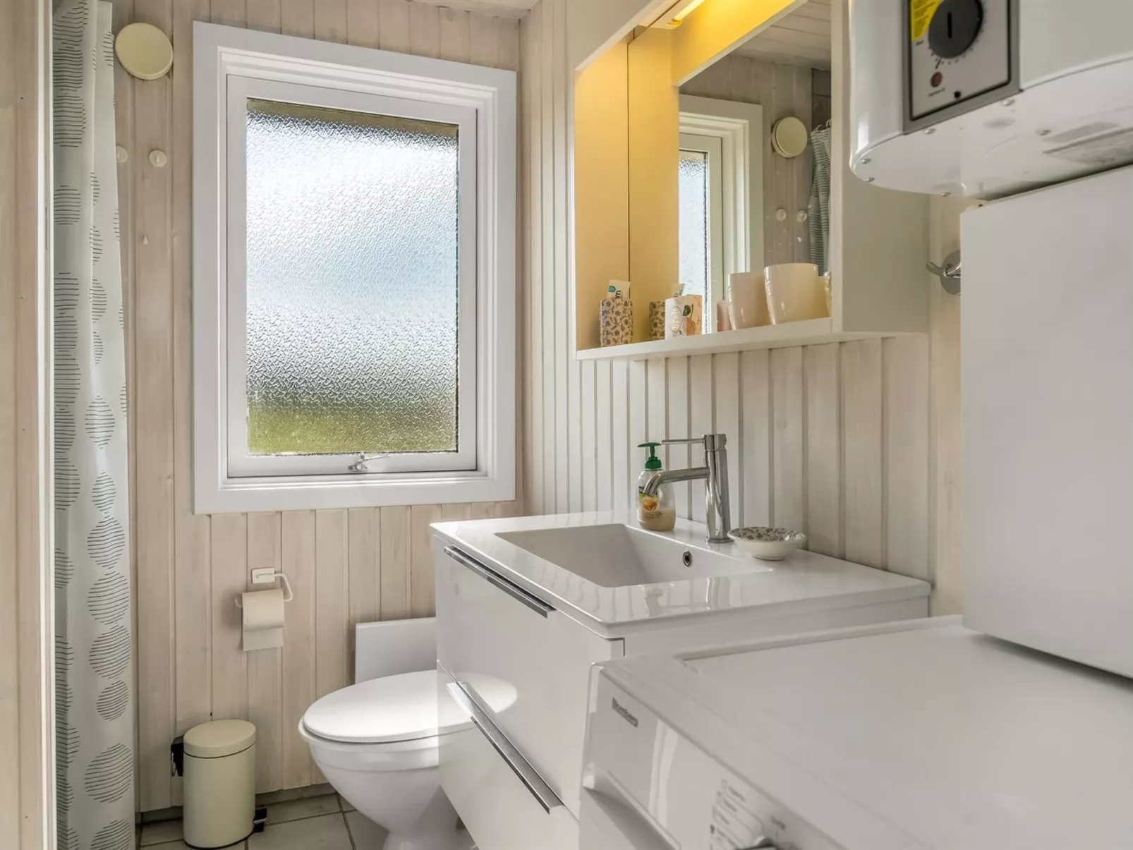 "Myrna" - 250m from the sea-Binnen