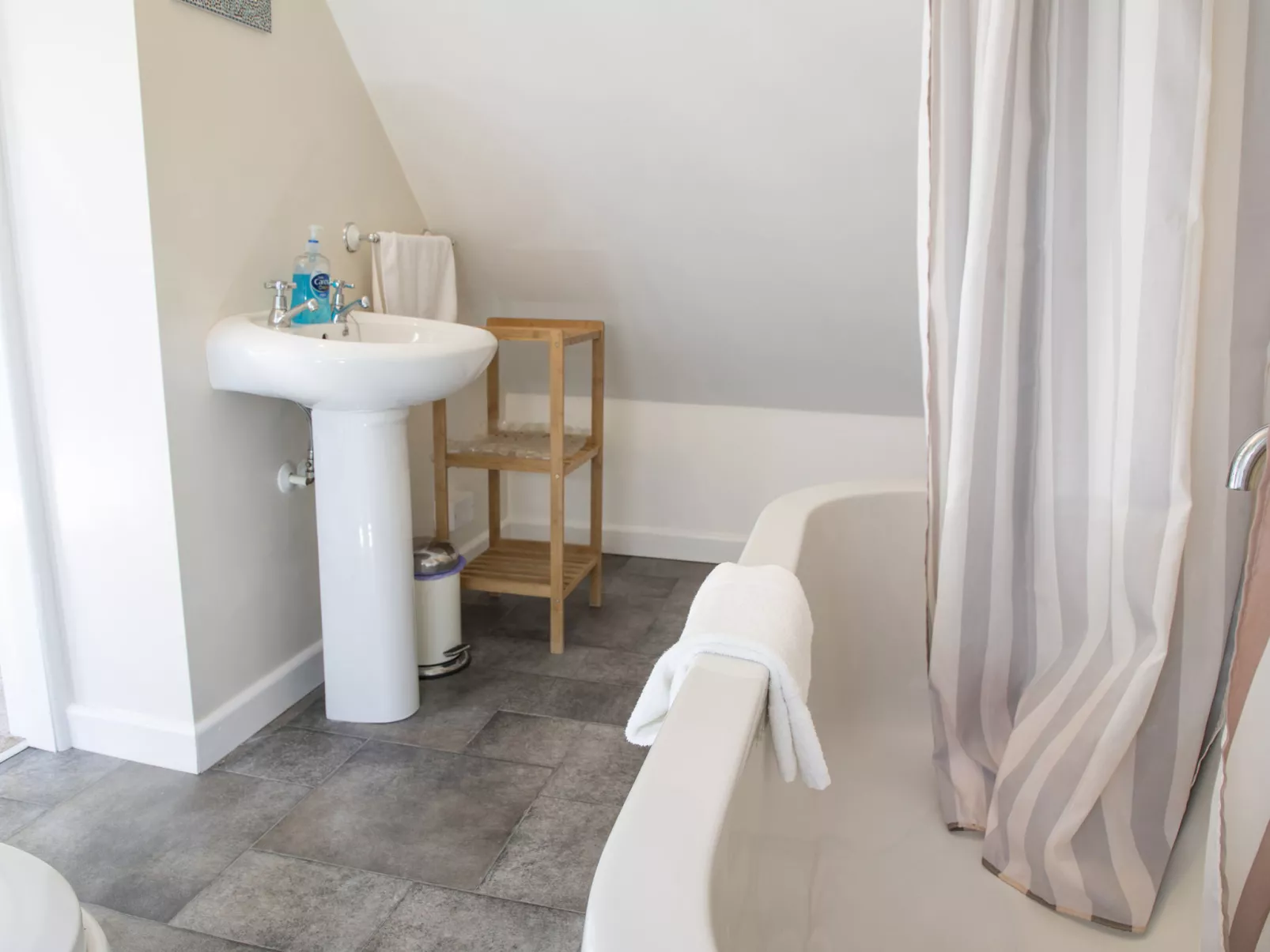 Woodpecker Cottage-Binnen