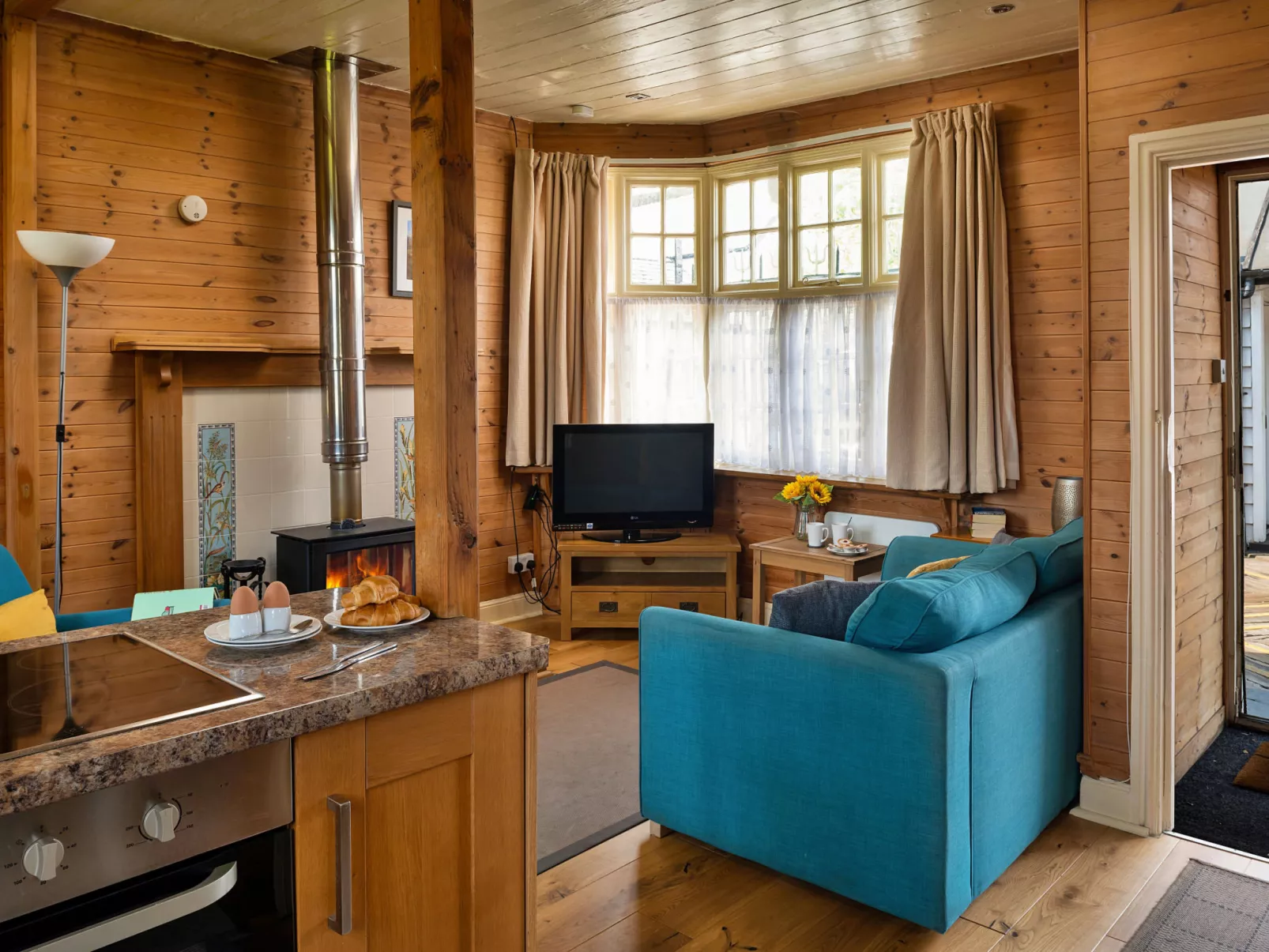 Toll Bridge Cottage-Binnen