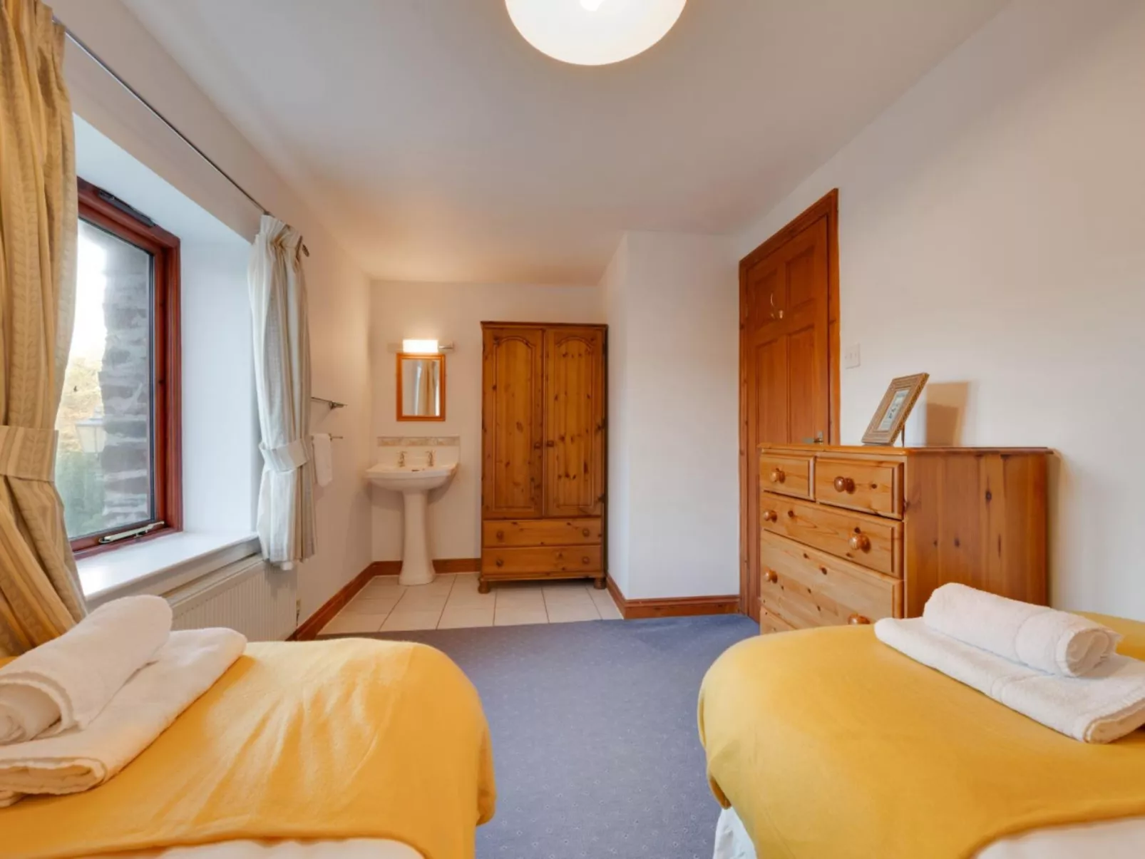 Cherry at Buckland Court-Binnen