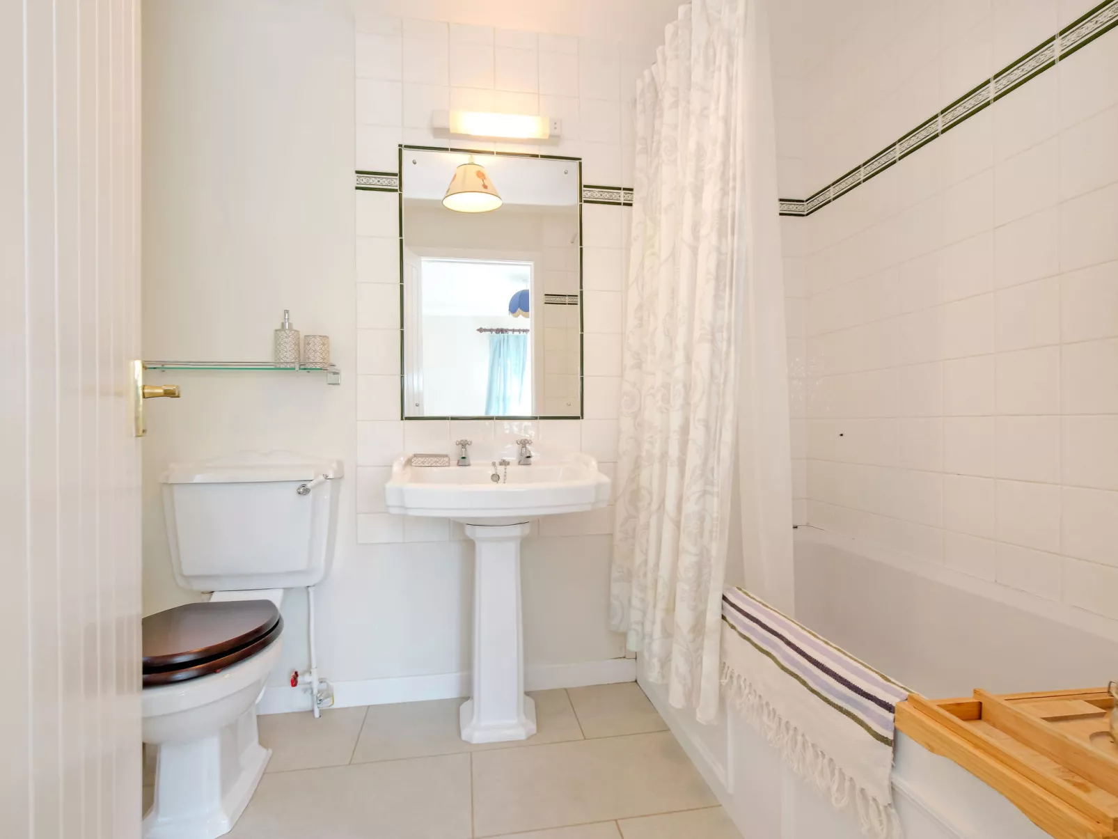 Corrennie School Cottage-Binnen