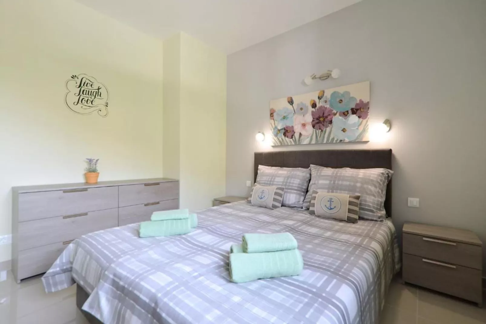 Apartment Sunshine Trogir - Three Bedroom Apartment with Balcony-Slaapkamer