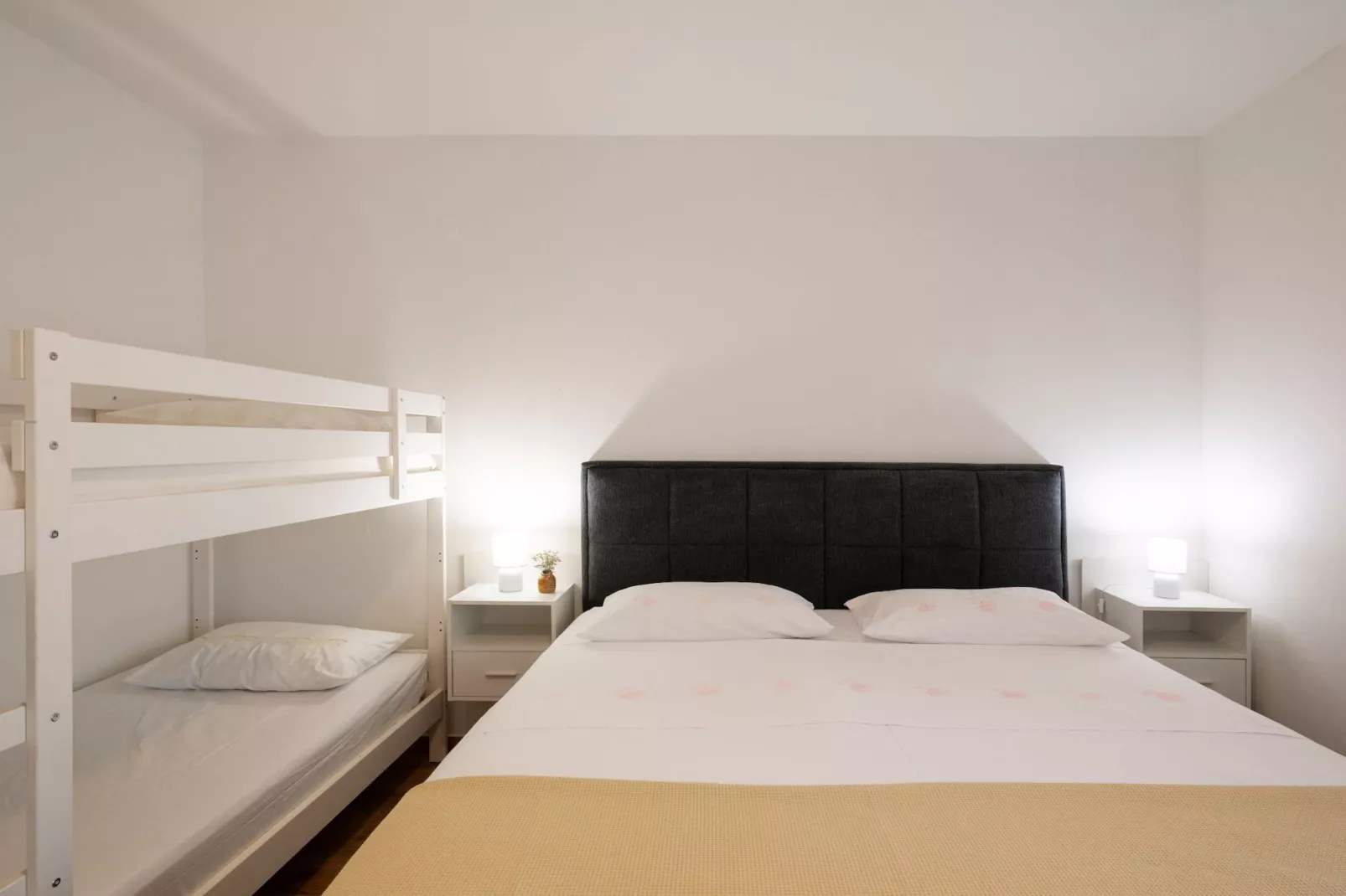 Three-Bedroom House-Slaapkamer