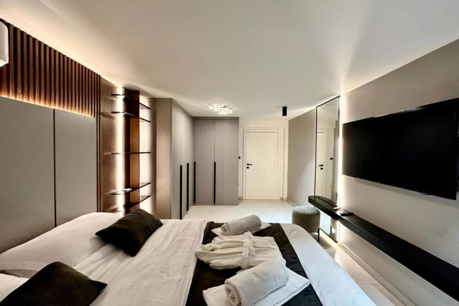 Leonarda Waterfront Residences-Two-Bedroom Apartment with private pool (The Bayfront One) -S5-Slaapkamer