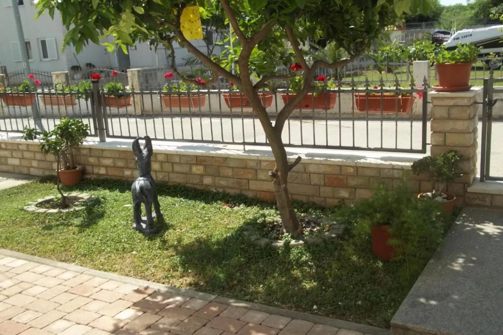 Peaceful Apartments With Style - One Bedroom Apartment-Buitenlucht