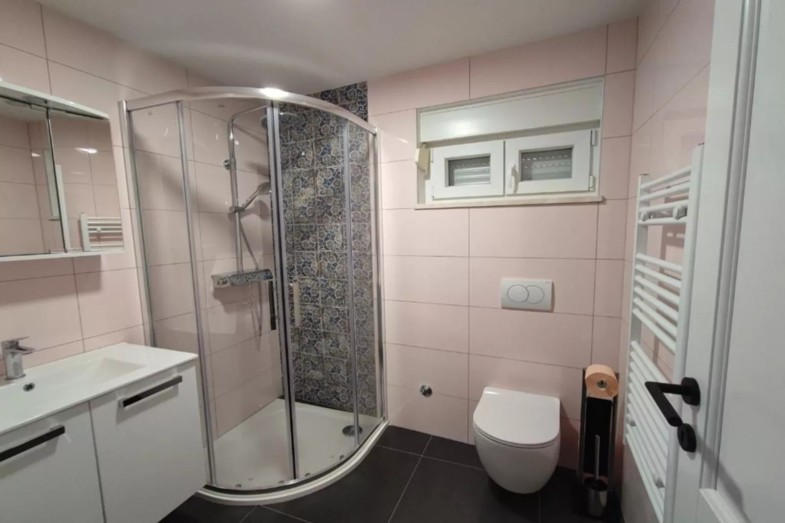 Villa Galant with Pool & Sauna Maružini-Badkamer