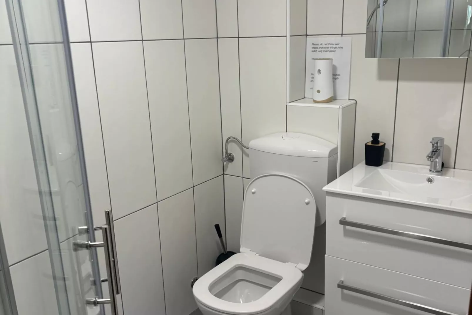 Meadow Tranquil Apartments with Evergreen Garden - Studio Apartment-Badkamer