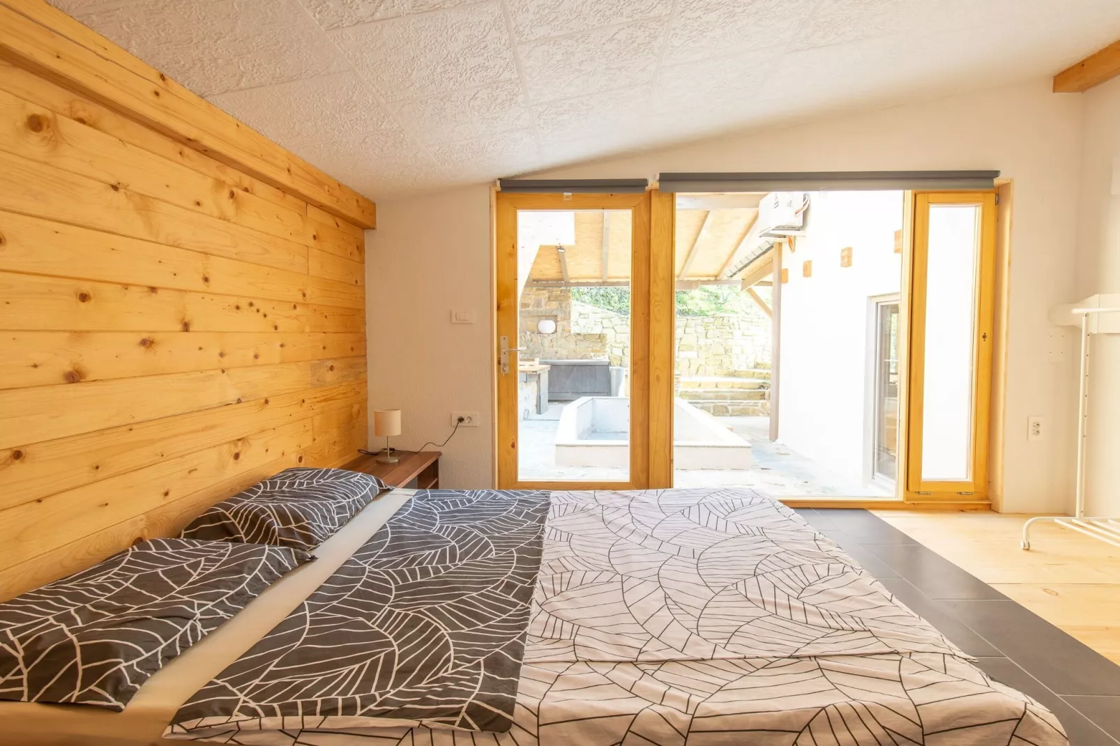 Family-Friendly Serene Retreat Holiday Home - Four Bedroom Holiday Home  with Terrace-Slaapkamer