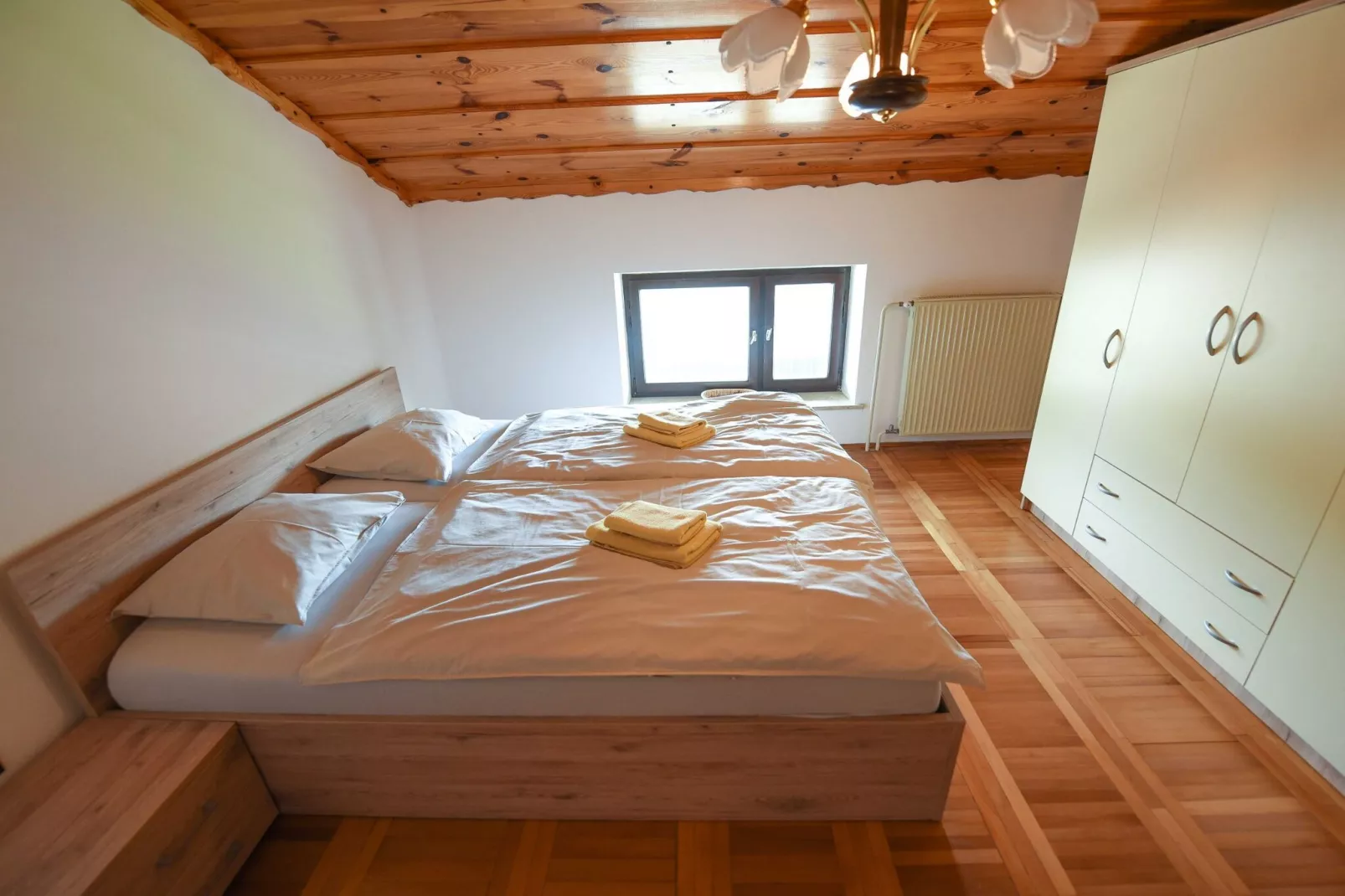 Cozy Luxe Holiday Home with Natural Thermal Bath - Seven Bedroom Holiday Home-Slaapkamer