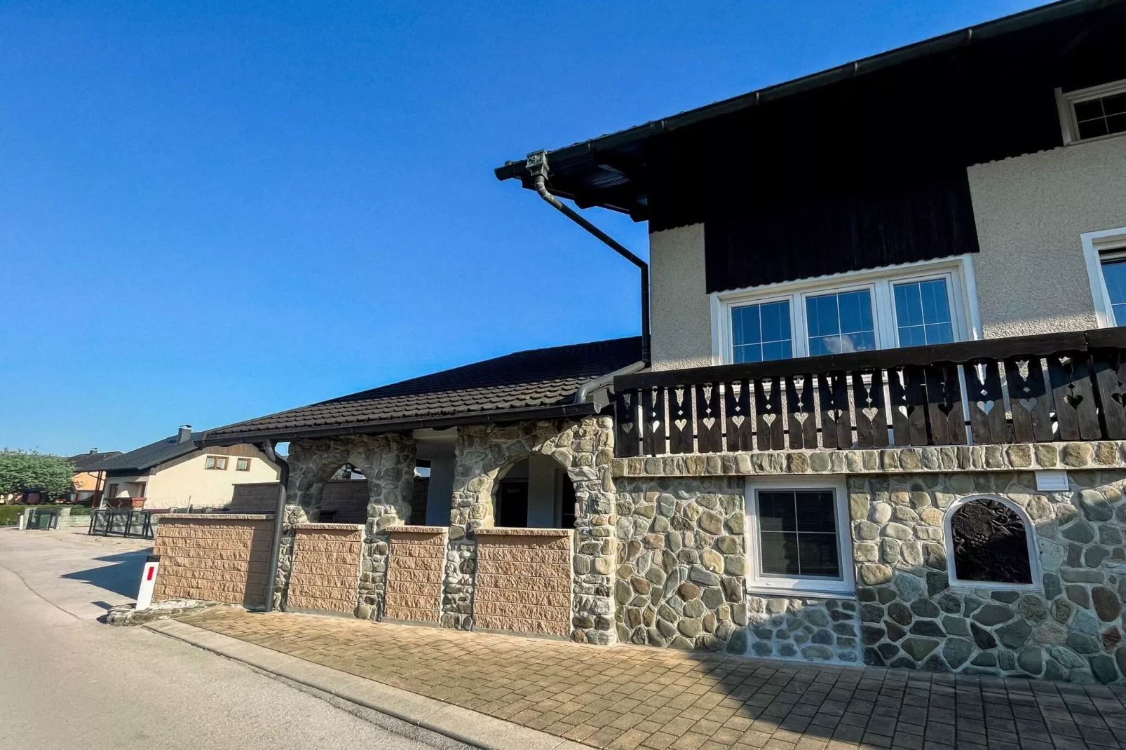 Modern and Peaceful Apartment with Terrace - Two Bedroom Apartment with Terrace-Buitenlucht