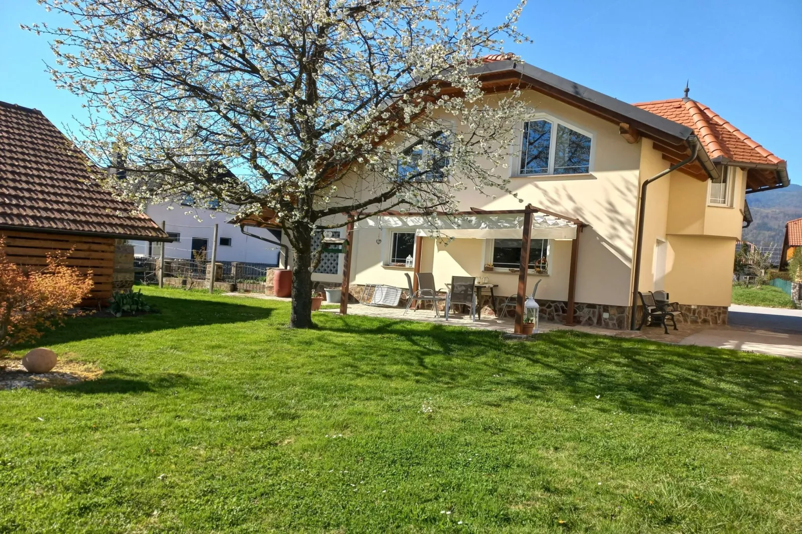 Sunny and Comfortable Apartment with Terrace and Garden - Two Bedroom Apartment with Terrace-Buitenlucht