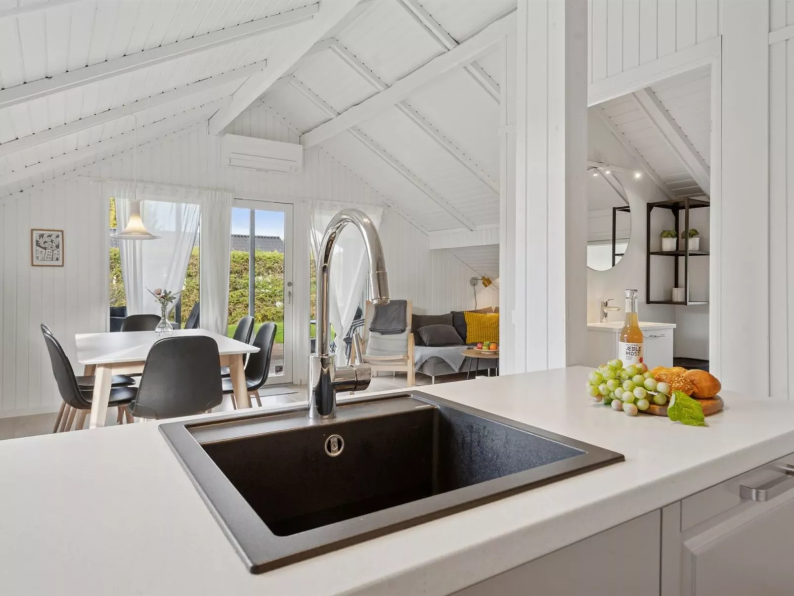 "Hannah" - 200m from the sea-Binnen